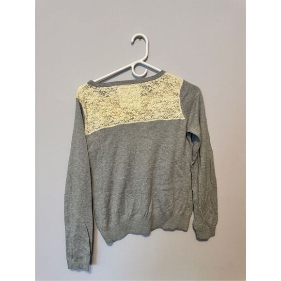 Portrait of a flower gray and white lace sweater size small - Picture 3 of 3
